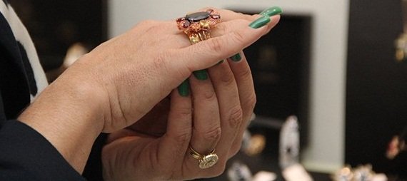 Viviane Araújo compra jóias avaliadas em 50 mil reais.